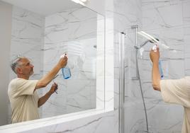 Cuatro trucos caseros para limpiar la mampara de la ducha.