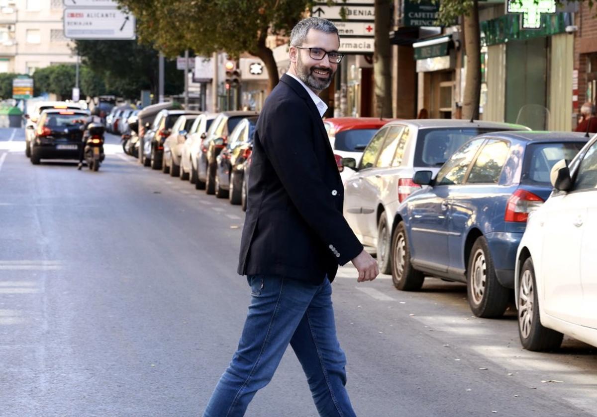 Francisco Lucas cruza la calle Princesa, tras presentar 700 avales a su candidatura a secretario general del PSOE de Murcia.