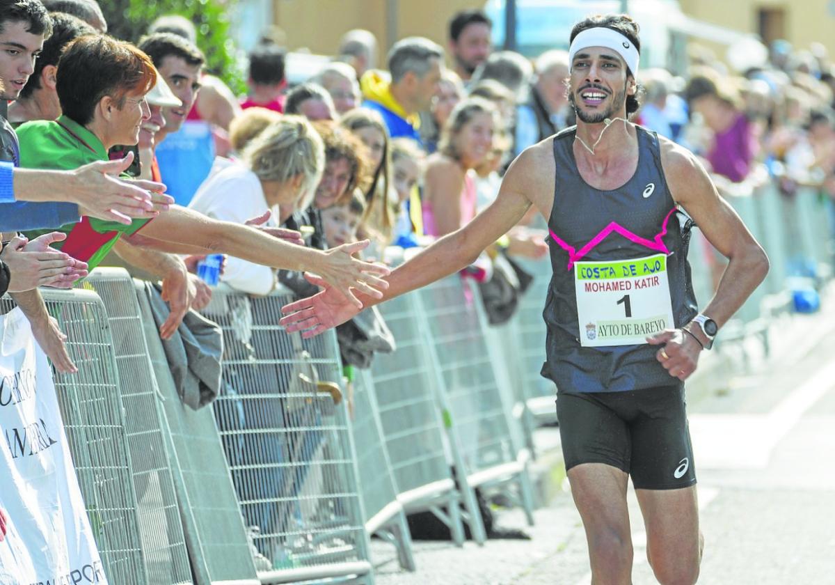 Mo Katir saludando al público en la carrera de Costa de Ajo, el pasado mes de octubre.