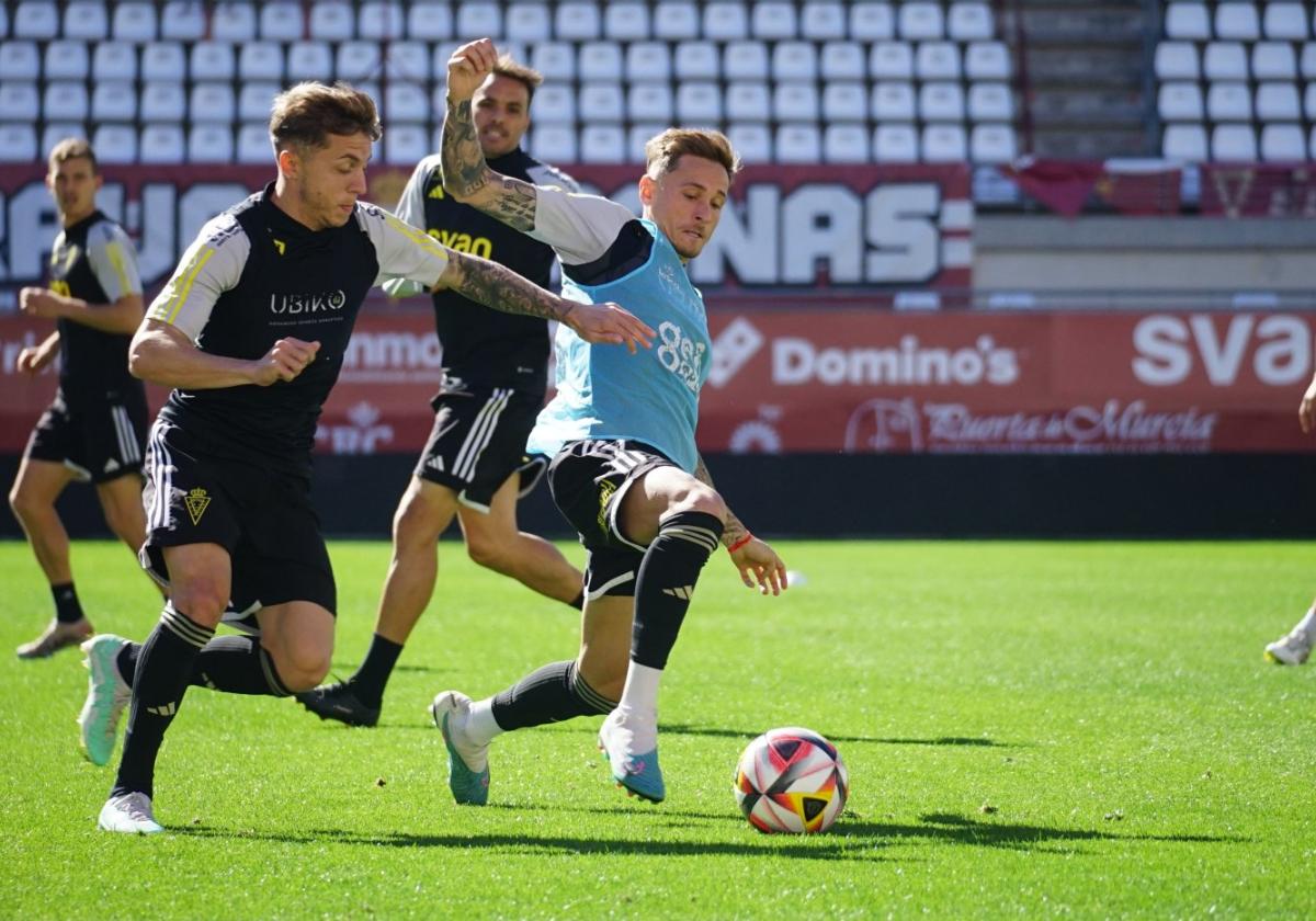 Loren Burón e Isi Gómez, jugadores del Real Murcia, disputan un balón durante un entrenamiento antes del partido contra el Castilla.