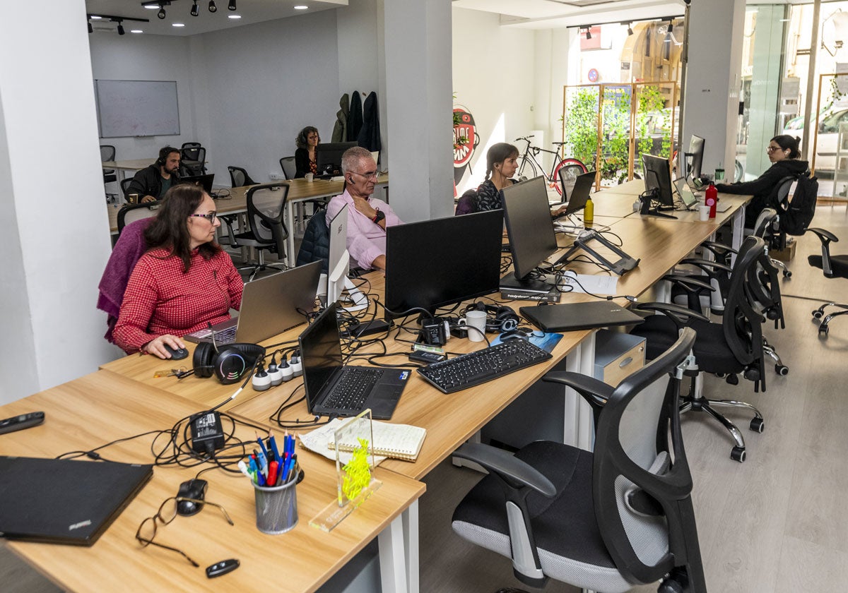 Algunos profesionales que desarrollan su actividad en el 'coworking' de Murcia Emprendedora.