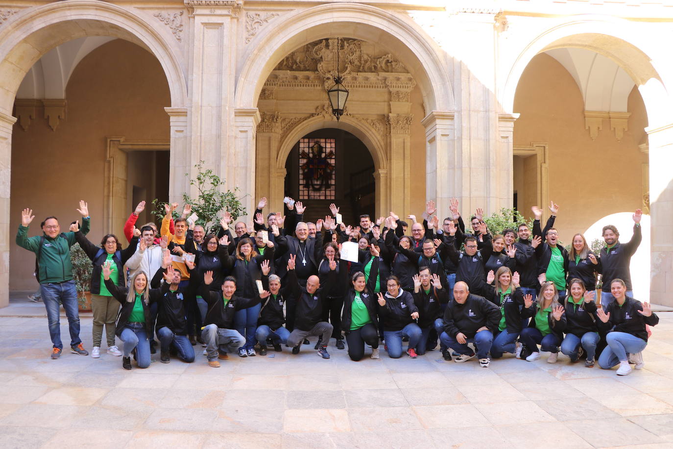 Los representantes de Plena Inclusión que recibieron las Credenciales del Peregrino muestran su alegría en el patio del Palacio Episcopal.