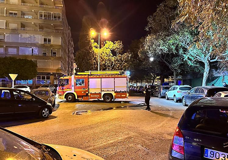Un camión de Bomberos, aparcado en la calle Salero, junto al lugar del incendio.