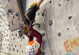 Dos escaladores practican en el recién reabierto rocódromo.