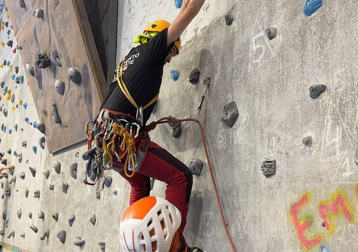 Dos escaladores practican en el recién reabierto rocódromo.