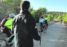 Un senderista y un grupo de ciclistas, en el monte Coto Cuadros.