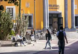 Alumnos de la Universidad de Murcia por el campus de La Merced.