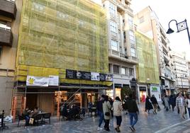 Dos edificios en rehabilitación, en la calle Puerta de Murcia.