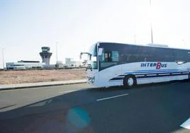 Uno de los autobuses, junto al aeropuerto de la Región de Murcia, en una fotografía de archivo.