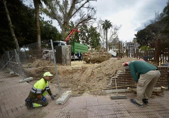 Operarios trabajando ayer en el muro del jardín del Malecón.