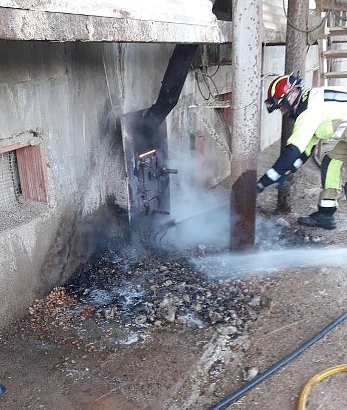 Imagen secundaria 2 - Sofocan un avivado incendio en una granja avícola de la diputación cartagenera de La Aljorra