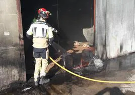 Los bomberos sofocan un incendio en una granja de La Aljorra.