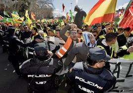 Concentración de agricultores, este lunes, frente al Ministerio de Agricultura.