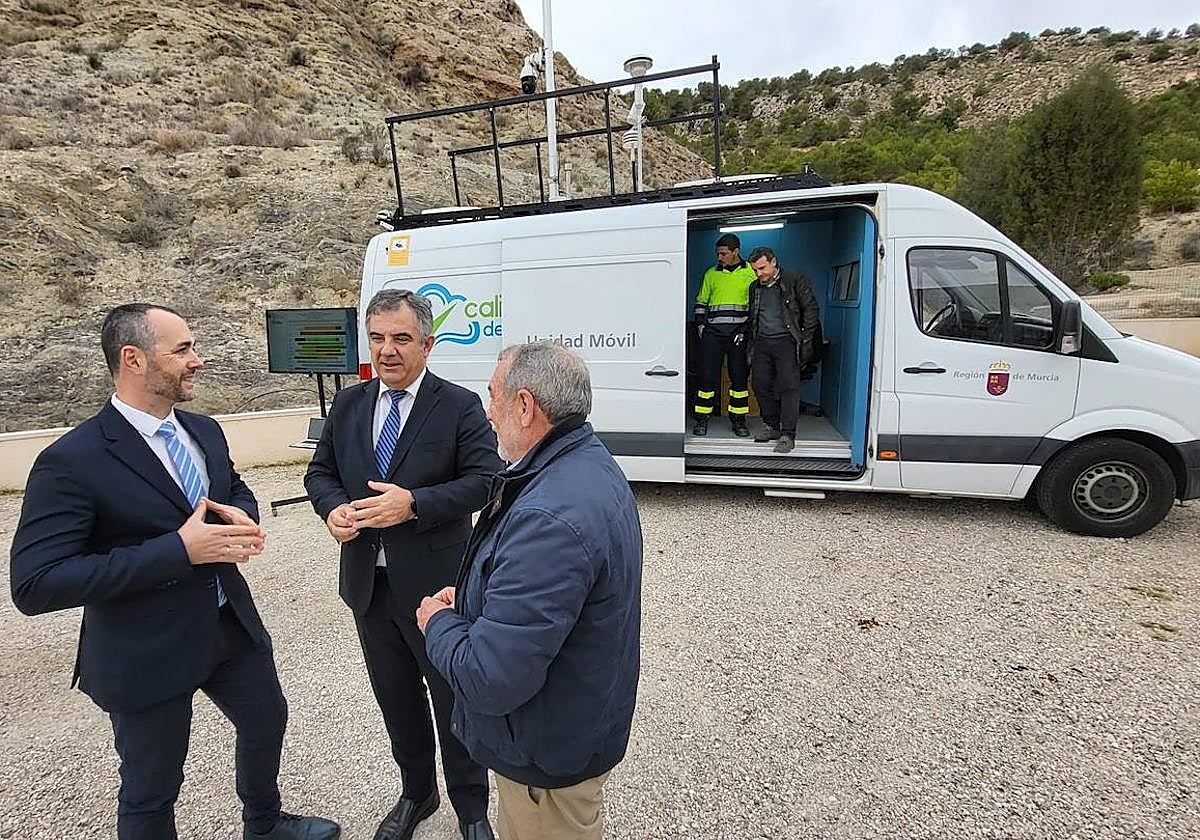 El alcalde de Ricote, Rafael Guillamón (izq.), junto al consejero Juan María Vázquez, este lunes.