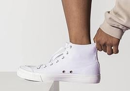 Cómo limpiar tus zapatillas de tela blanca para que recuperen su color.