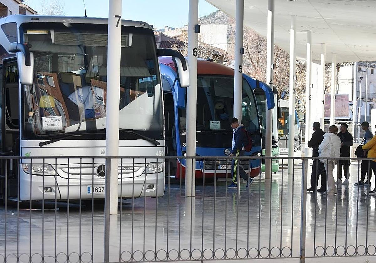 Un grupo de usuarios en la estación de autobuses de Caravaca, en una imagen de archivo.