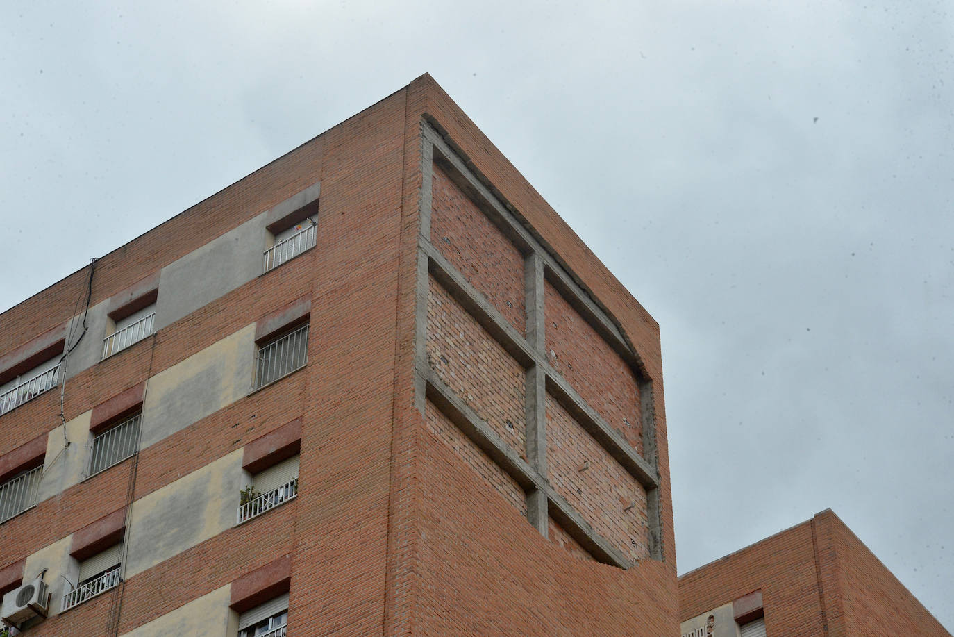 Se derrumba parte de la fachada de un edificio en Murcia