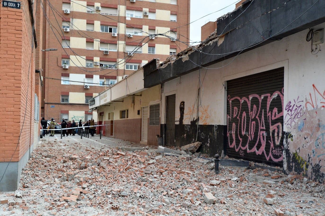 Se derrumba parte de la fachada de un edificio en Murcia