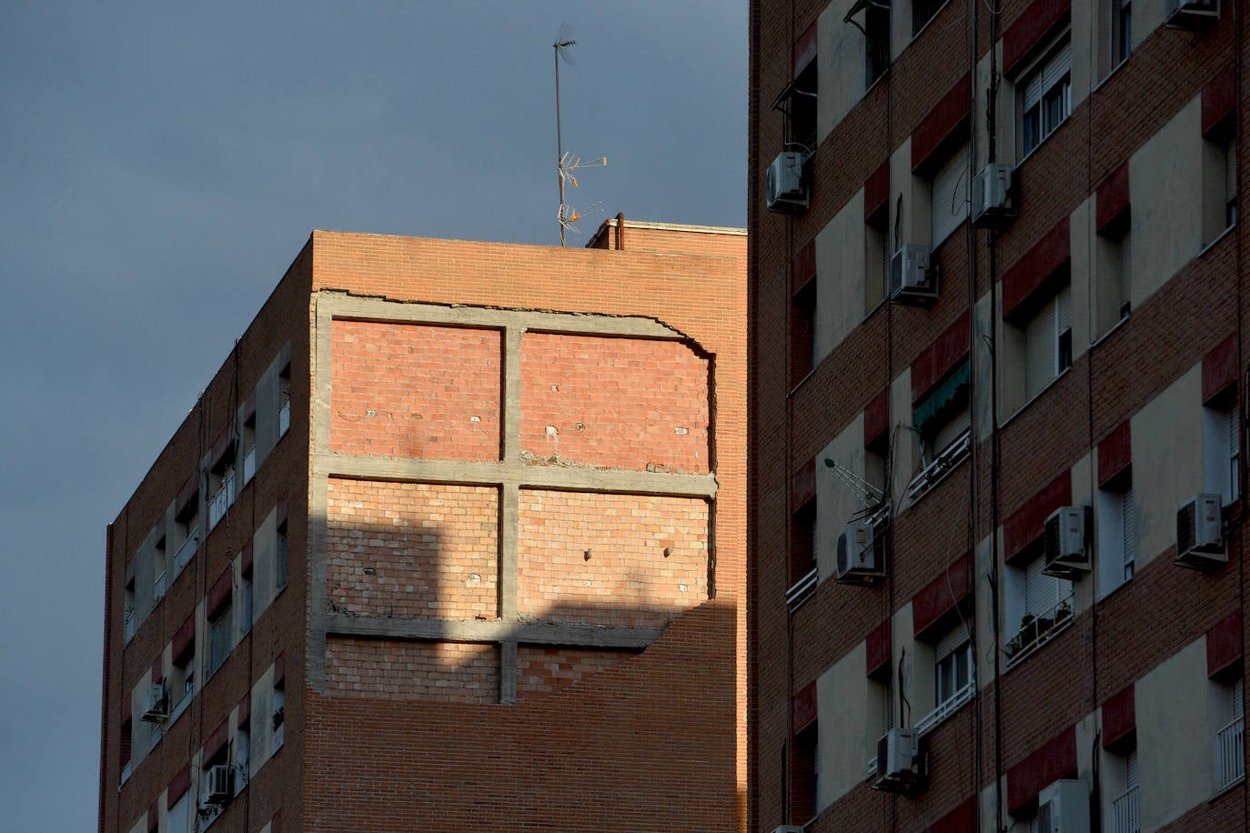 Se derrumba parte de la fachada de un edificio en Murcia