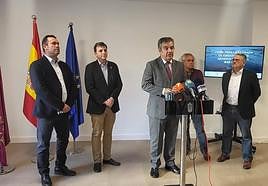 El consejero de Medio Ambiente, Juan María Vázquez anuncia la retirada de embarcaciones abandonadas en el Mar Menor.