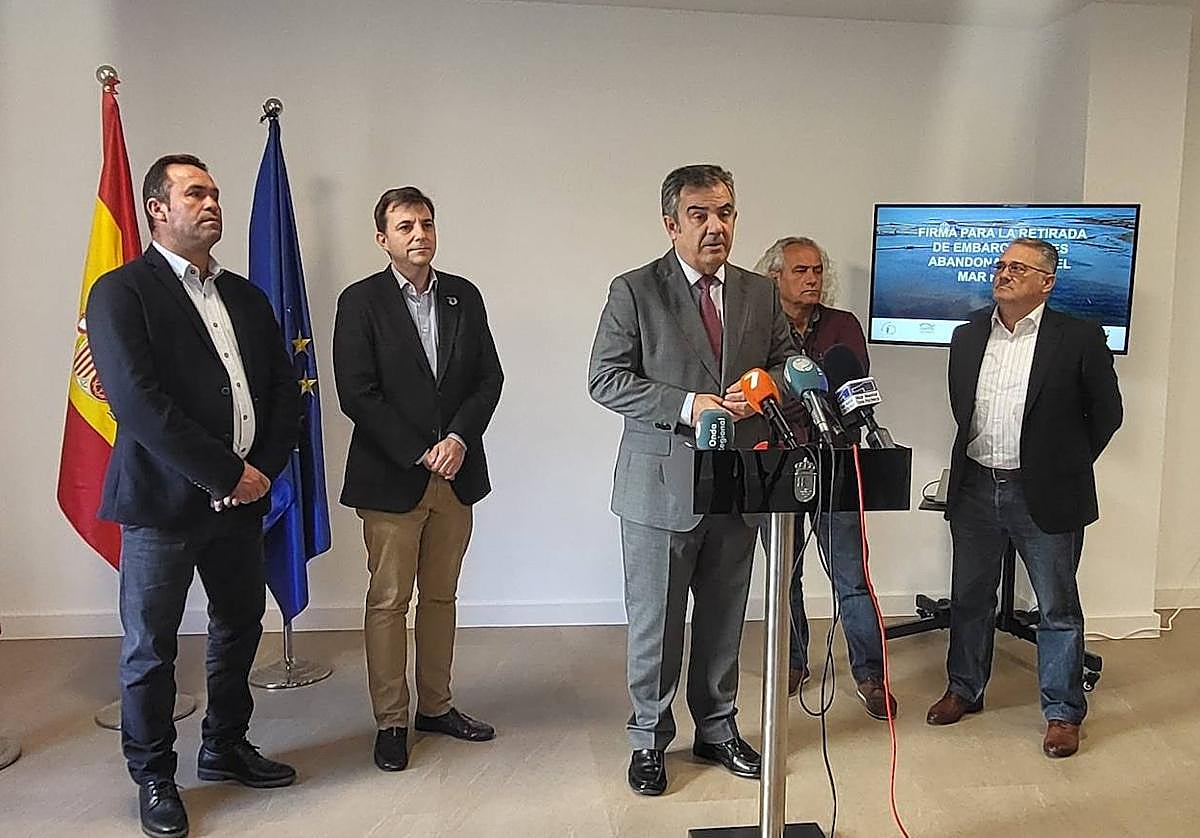 El consejero de Medio Ambiente, Juan María Vázquez anuncia la retirada de embarcaciones abandonadas en el Mar Menor.