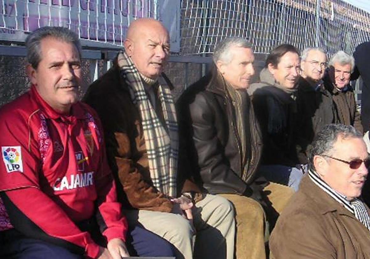 Antonio Rincón, con bufanda de cuadros, asiste a un partido de fútbol en una imagen de archivo.