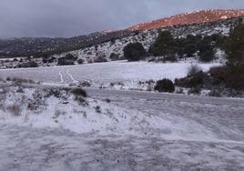 La nieve tiñe de blanco las pedanías de Inazares y Cañada de la Cruz, en el municipio de Moratalla.