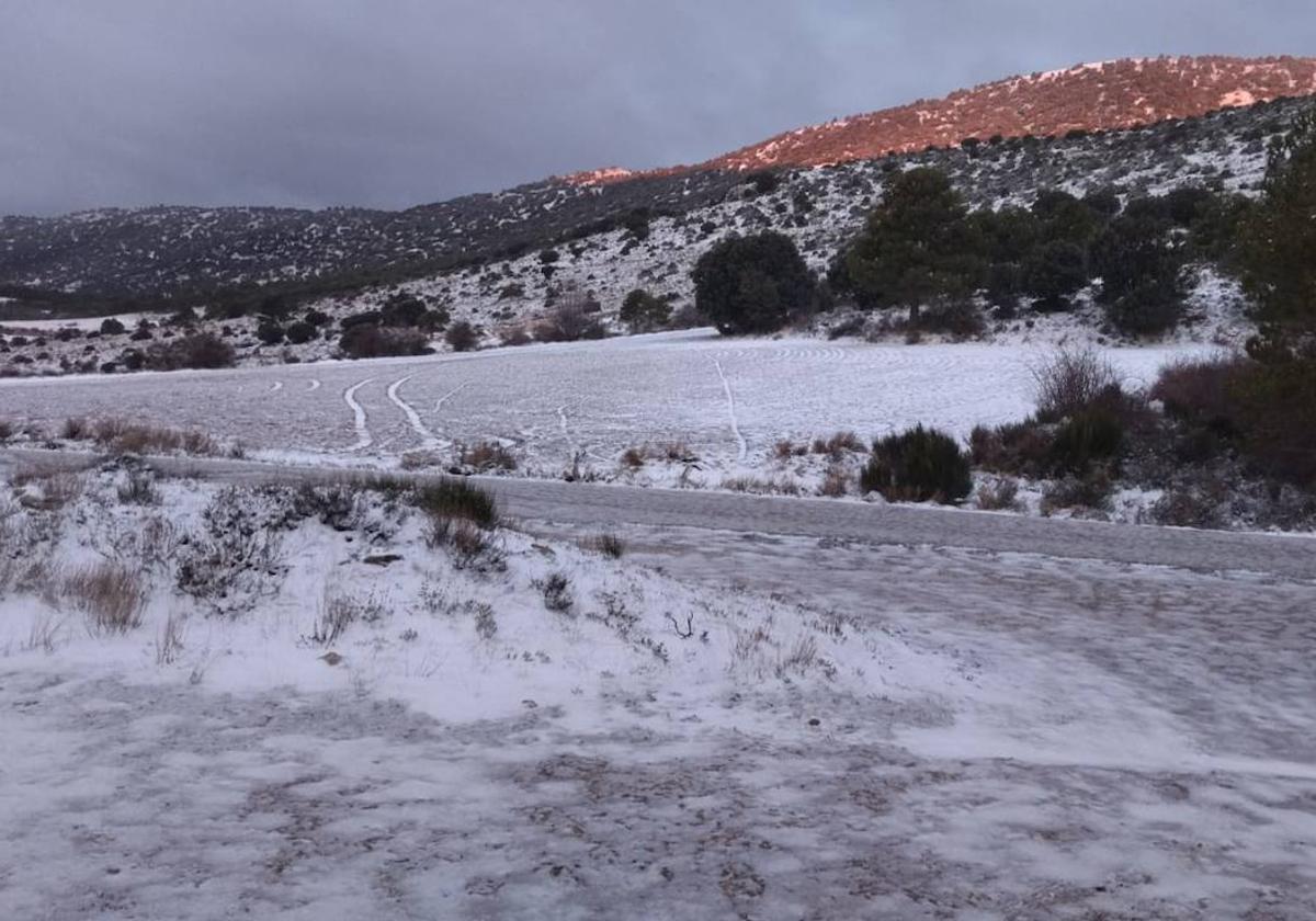 La nieve tiñe de blanco las pedanías de Inazares y Cañada de la Cruz, en el municipio de Moratalla.