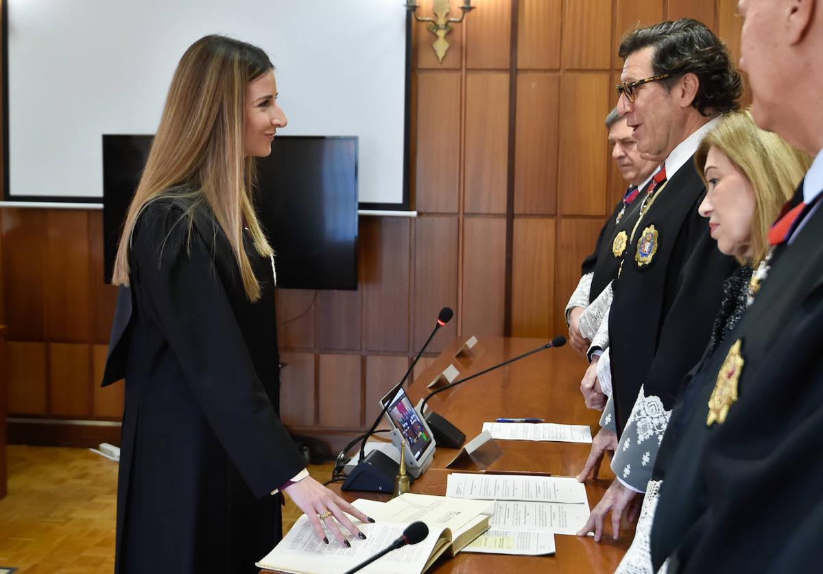 Acto de juramento de una de las nuevas juezas, frente al presidente del TSJ.