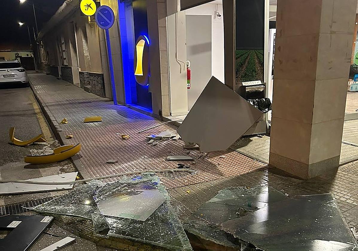 Cristales rotos y demás mobiliario tras el asalto a la oficina bancaria en la carretera de Cabo de Palos.