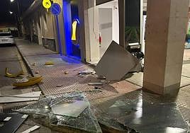 Cristales rotos y demás mobiliario tras el asalto a la oficina bancaria en la carretera de Cabo de Palos.