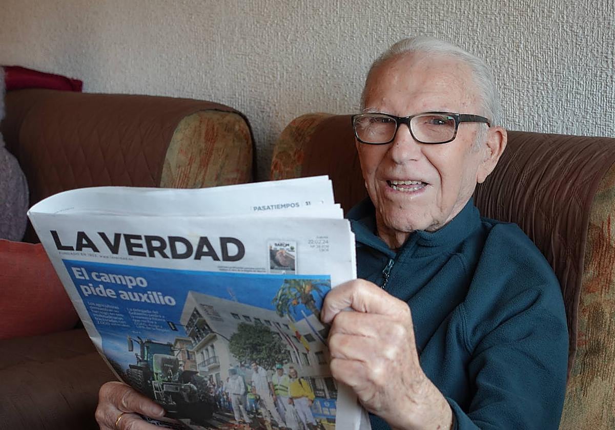 Francisco Martínez lee el periódico de LA VERDAD cada mañana.