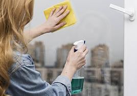 Los consejos de un físico para limpiar los cristales y que no queden marcas.