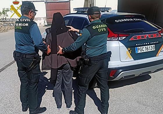 Dos agentes de la Guardia Civil junto a la detenida.