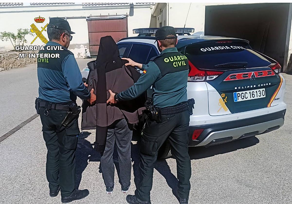Dos agentes de la Guardia Civil junto a la detenida.