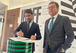 Firma del acuerdo con el ICA, este miércoles.