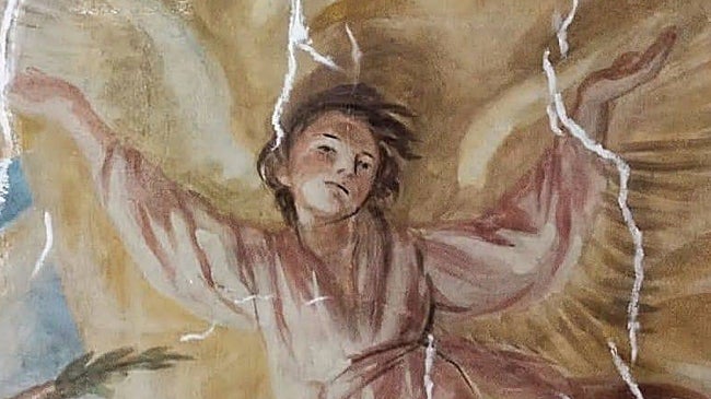 Imagen antes - Ángel de una de las escenas con marcas de fisuras. | La misma imagen tras los trabajos de consolidación y limpieza.