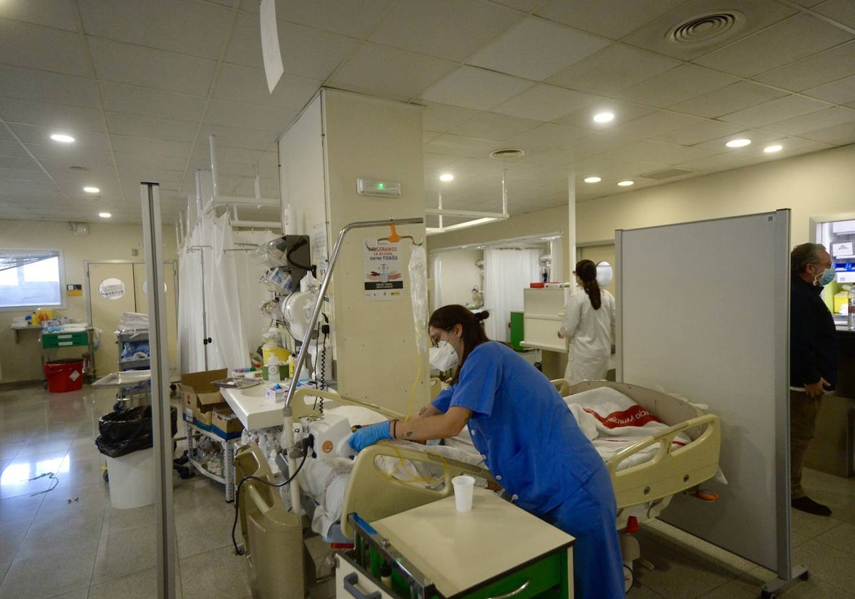 Una sanitaria atiende a un paciente en Urgencias del Reina Sofía.