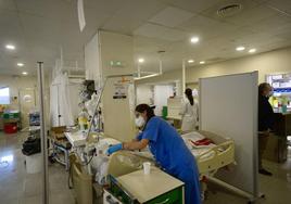 Una sanitaria atiende a un paciente en Urgencias del Reina Sofía.