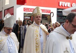 El obispo Munilla durante la procesión de San Nicolás, en Alicante.