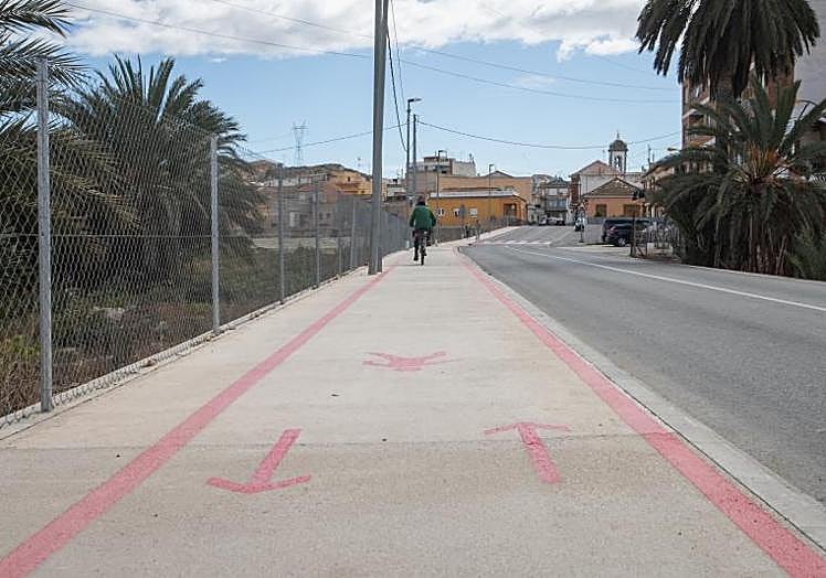El carril ciclopeatonal, con la iglesia de Hurchillo en el horizonte.