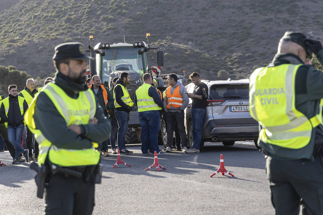 Protestas de agricultores y ganaderos en el acceso a Escombreras, en imágenes