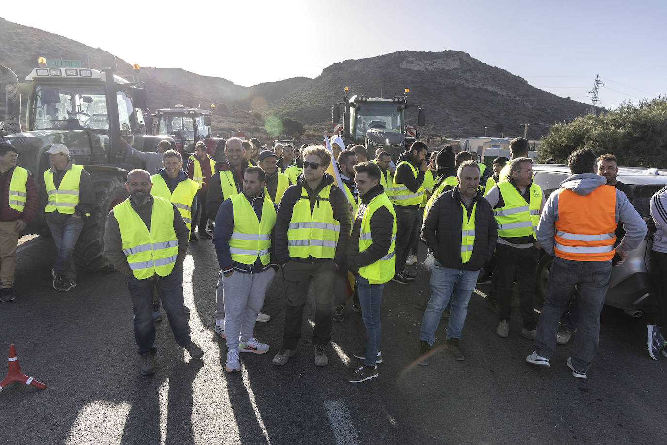 Protestas de agricultores y ganaderos en el acceso a Escombreras, en imágenes