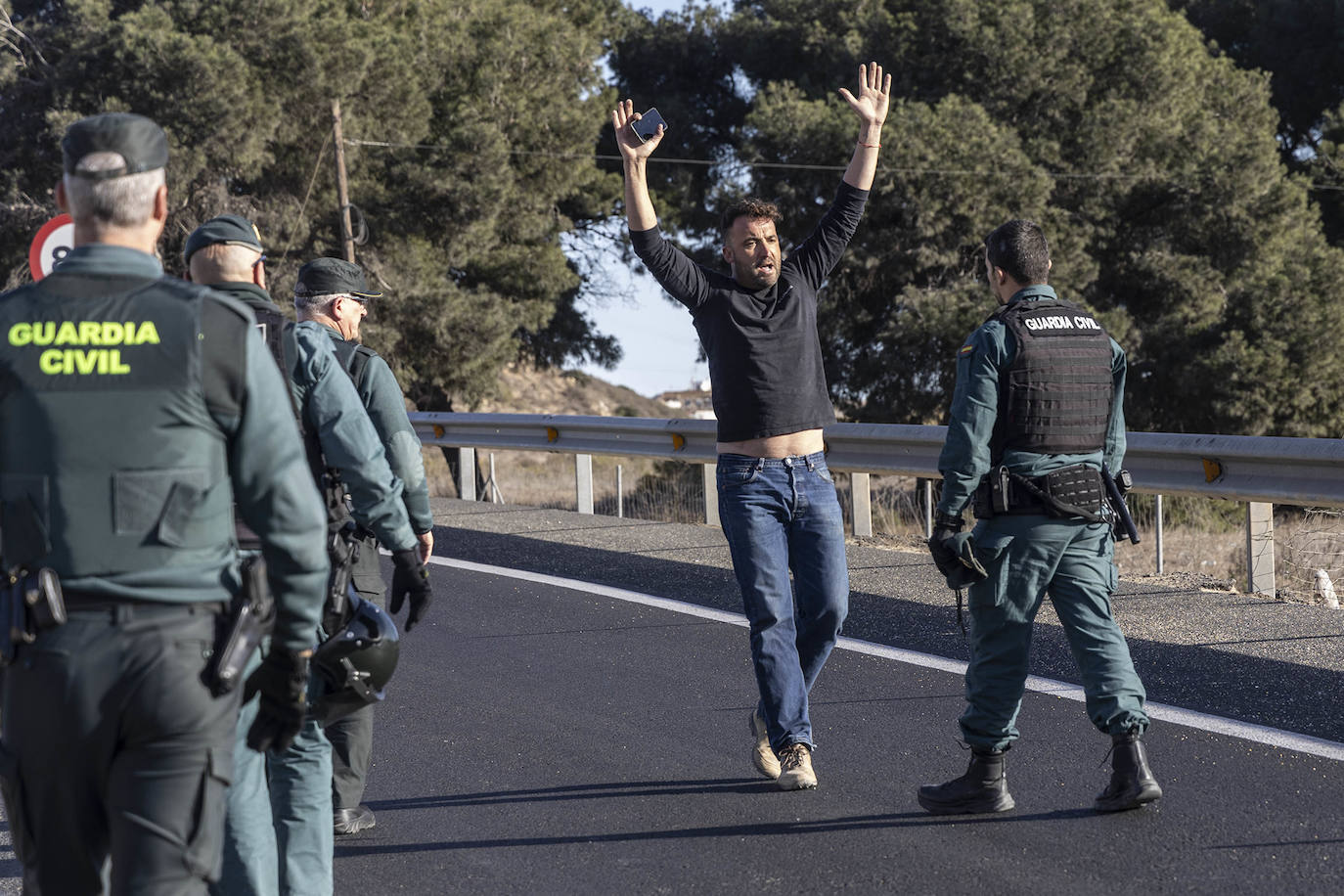 Protestas de agricultores y ganaderos en el acceso a Escombreras, en imágenes