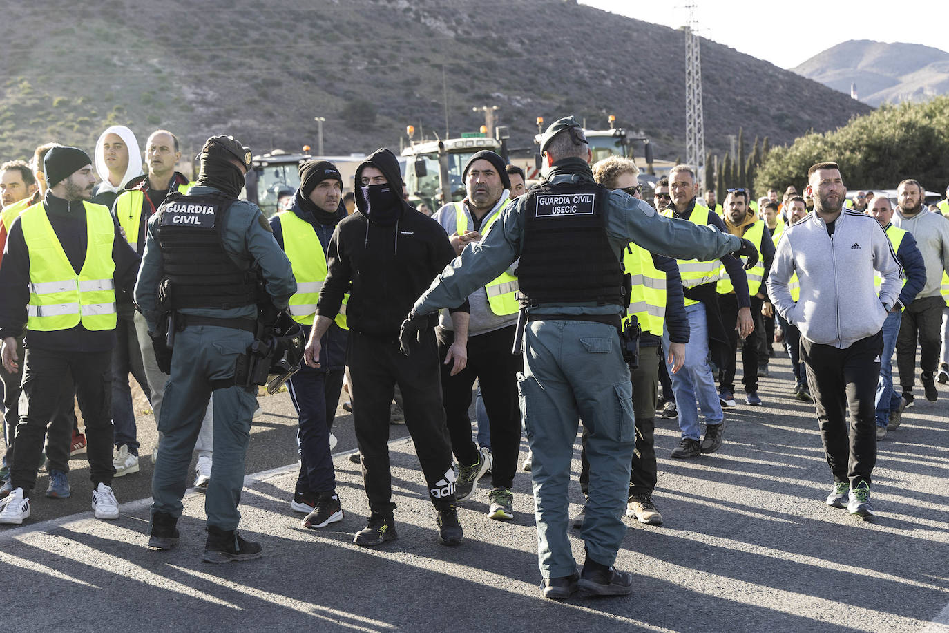 Protestas de agricultores y ganaderos en el acceso a Escombreras, en imágenes