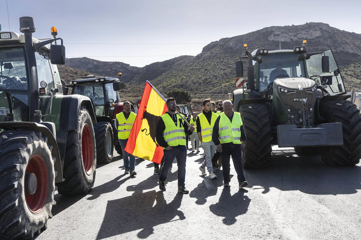 Protestas de agricultores y ganaderos en el acceso a Escombreras, en imágenes