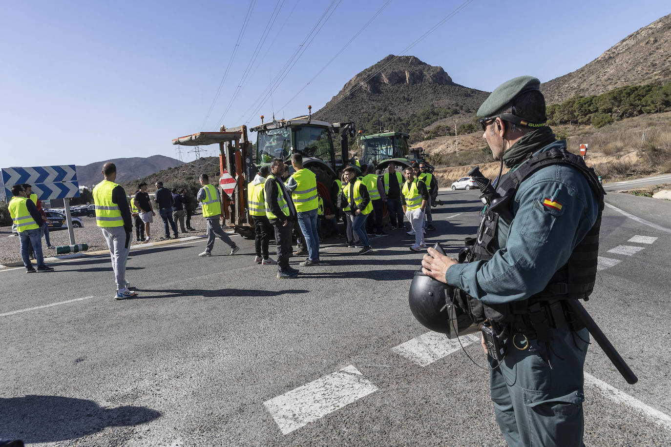 Protestas de agricultores y ganaderos en el acceso a Escombreras, en imágenes