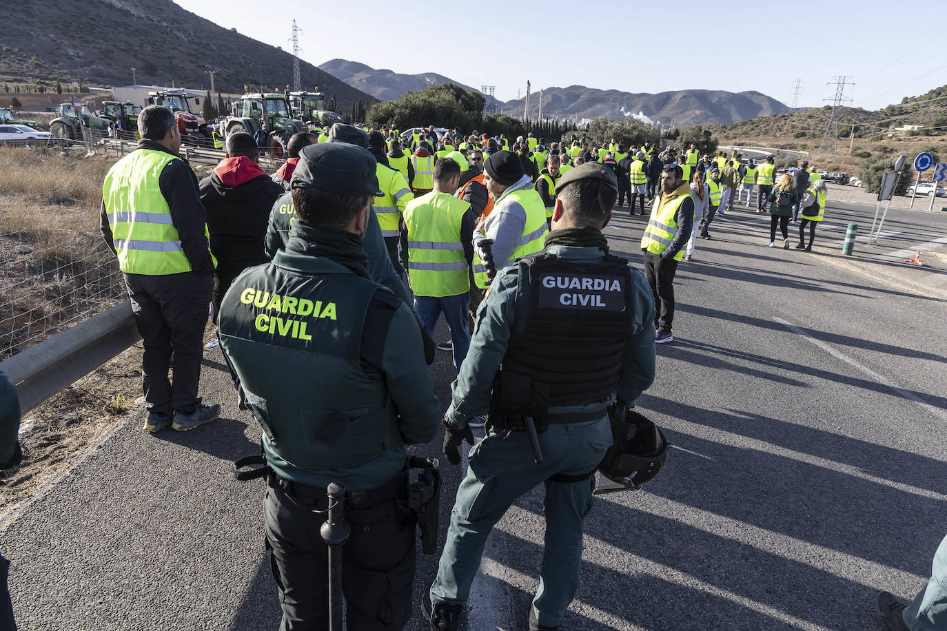 Protestas de agricultores y ganaderos en el acceso a Escombreras, en imágenes