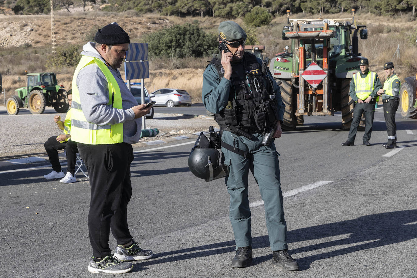 Protestas de agricultores y ganaderos en el acceso a Escombreras, en imágenes