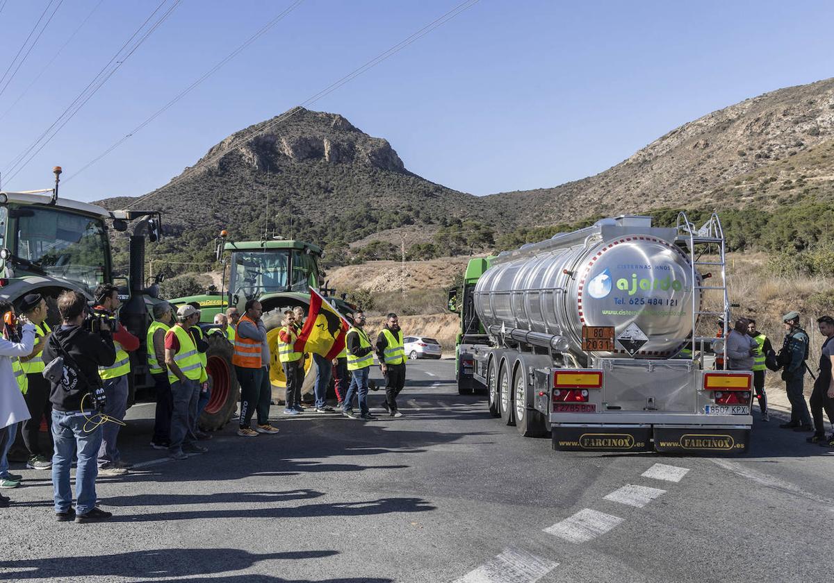 Protestas de agricultores y ganaderos en el acceso a Escombreras, en imágenes